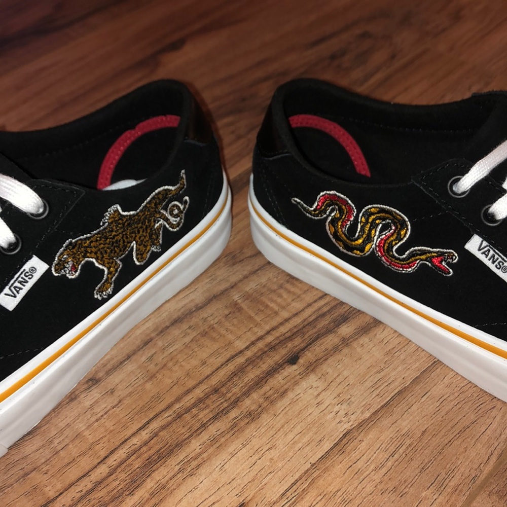 Court Vans - Picture 4 of 5